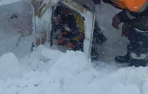 عکس/ نجات راهدار مدفون‌شده زیر برف