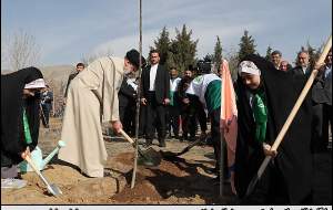 تصاویر رئیس جمهور در حال کاشت نهال  <img src="https://cdn.jahannews.com/images/picture_icon.png" width="16" height="16" border="0" align="top">