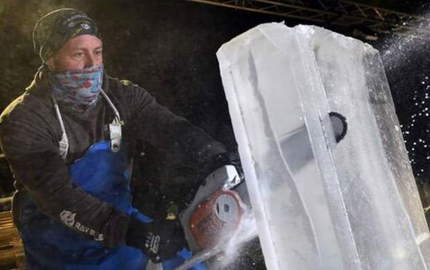 فیلم/ ساخت حیرت انگیز مجسمه خودرو با یخ