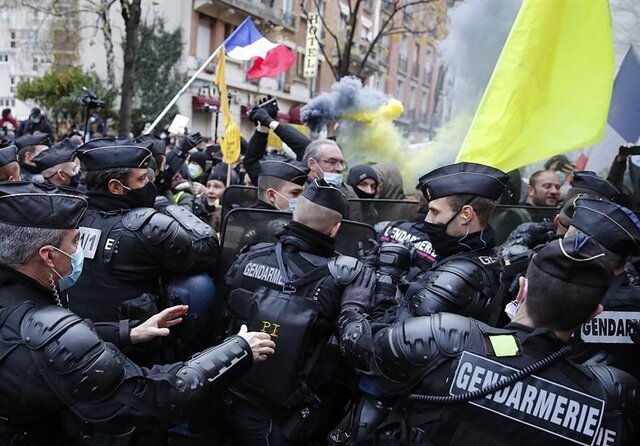 ناک‌اوت شدن معترضی به دست پلیس فرانسه