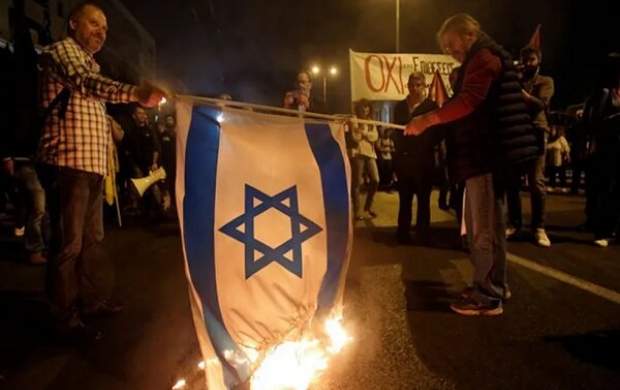 به‌ آتش کشیدن پرچم اسرائیل در یونان
