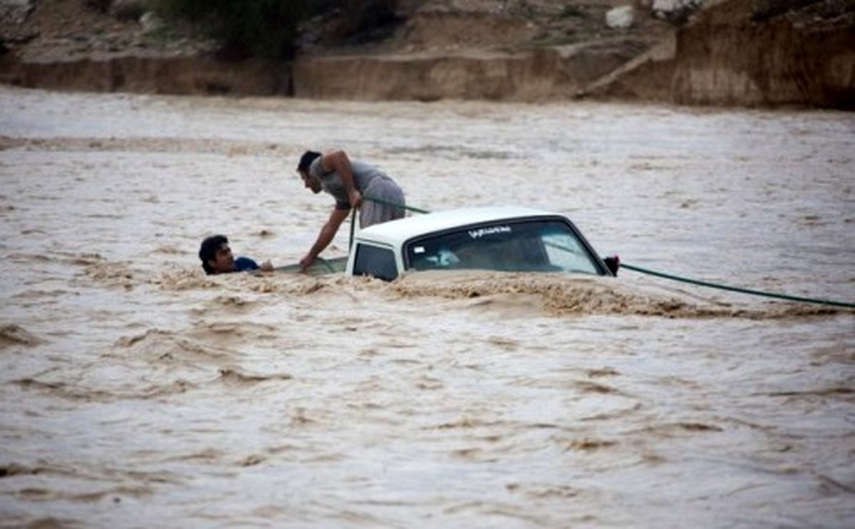 نجات سرنشینان وانت گرفتار در سیلاب