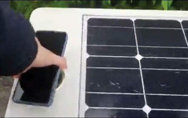 شارژ گوشی تلفن همراه با نیمکت شارژ گوشی تلفن همراه با نیمکت