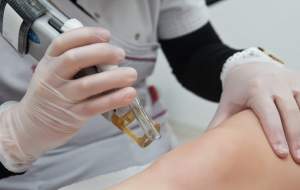 ماساژ و لیزر بدن مردان توسط زنان!