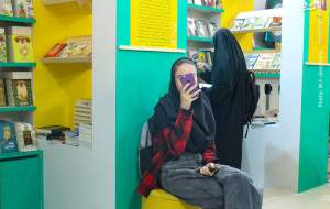 موبایل‌ به دست‌ها در نمایشگاه کتاب  <img src="https://cdn.jahannews.com/images/picture_icon.png" width="16" height="16" border="0" align="top">