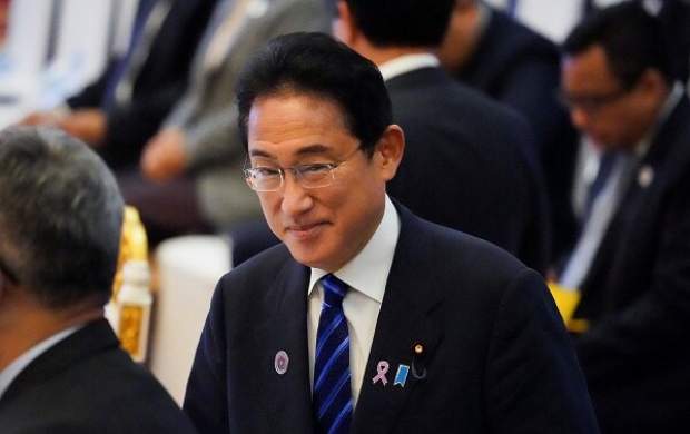 نخست‌وزیر ژاپن پسرش را از دولت اخراج کرد