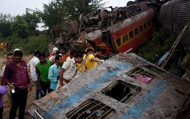 اجساد قربانیان حادثه برخورد دو قطار در هند