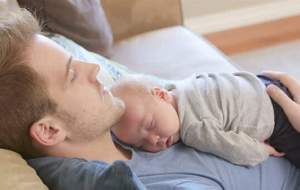 خوابیدن با نوزاد در تخت مشترک خطرناک است