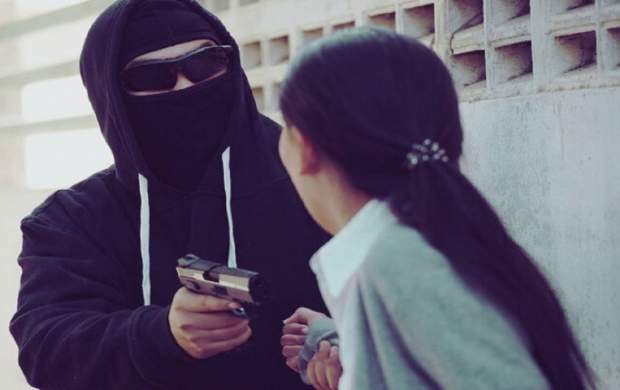لحظه حمله به یک دختر جوان در خیابان +فیلم