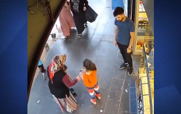 نجات جان کودک از خفگی در وسط بازار!