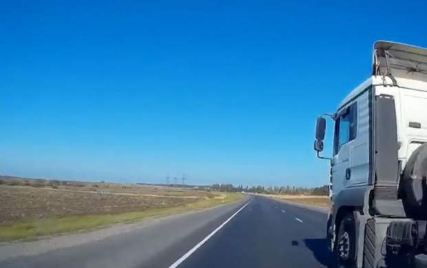 فیلم/ چپ کردن یک کامیون بر روی سواری