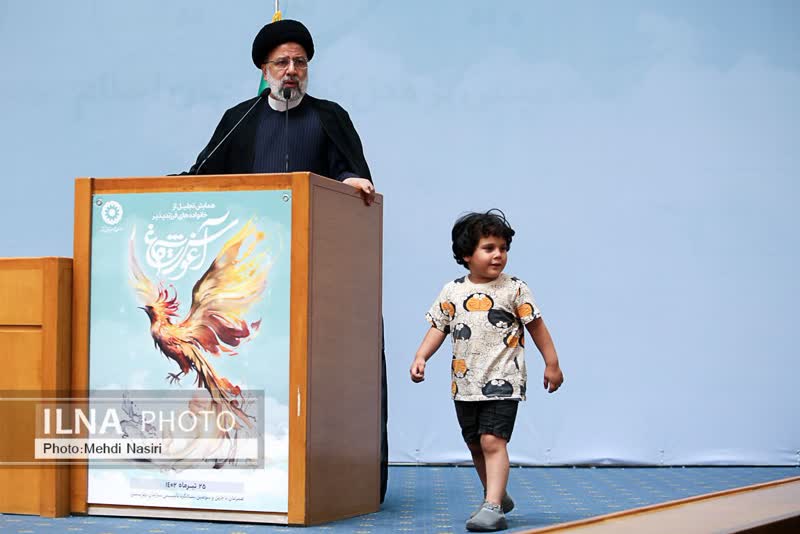 شیطنت بچه‌های بهزیستی در سخنرانی رئیس‌جمهور +عکس‌ها