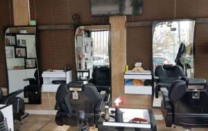 پلمب آرایشگاه مردانه به دلیل آرایش یک خانم