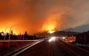 فرار تمام ساکنان یک شهر در کانادا از آتش جنگل