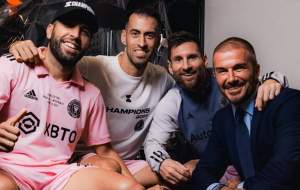 شادی بکام در آغوش مسی و عکس یادگاری با جام