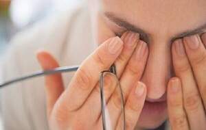 مالیدن چشم‌ها چه عوارضی دارد؟