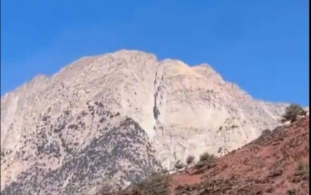 فیلم/ ایجاد شکاف در کوه به دنبال زلزله مغرب
