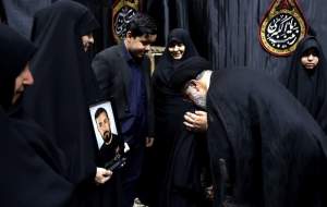 دیدار رئیسی با خانواده شهدای امنیت مشهد