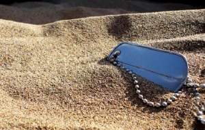 با دستِ بسته است ولی دست بسته نیست