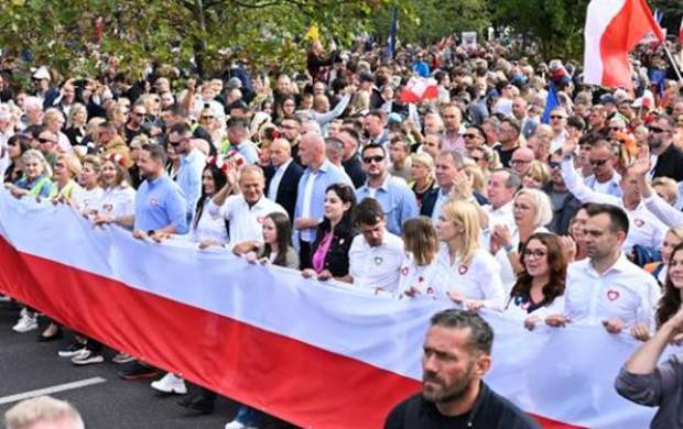 بزرگترین تظاهرات لهستان علیه دولت غربگرا