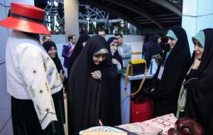 کراوات و کلاه زنانه در نمایشگاه مد و پوشاک