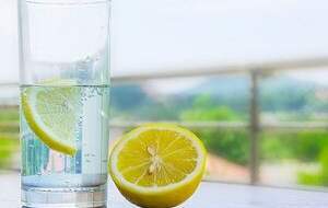 فواید خوردن ناشتای آب و آب لیمو