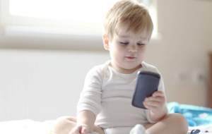 خطر استفاده زیاد از موبایل و تبلت برای کودکان