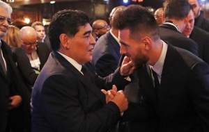 بوسه مارادونا و مسی به جام جهانی با رنگ هنر