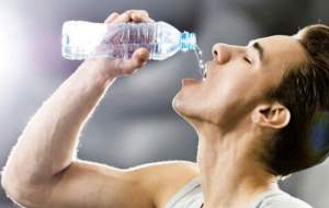 اهمیت نوشیدن آب در بدن انسان