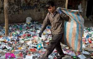 زباله‌گردی با درآمد ۳ میلیون در روز