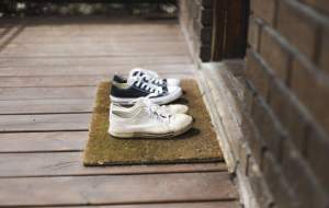 چرا با کفش وارد خانه‌ نباید شد؟