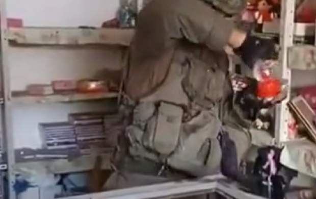 تخریب یک فروشگاه توسط سرباز صهیونیست