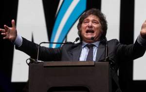 پرتاب بطری شیشه به سمت یک رئیس‌جمهور  <img src="https://cdn.jahannews.com/images/video_icon.png" width="16" height="16" border="0" align="top">