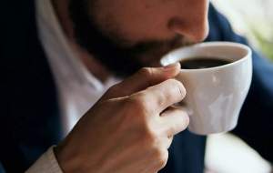 اگر با نوشیدن قهوه  سردرد می‌گیرید بخوانید