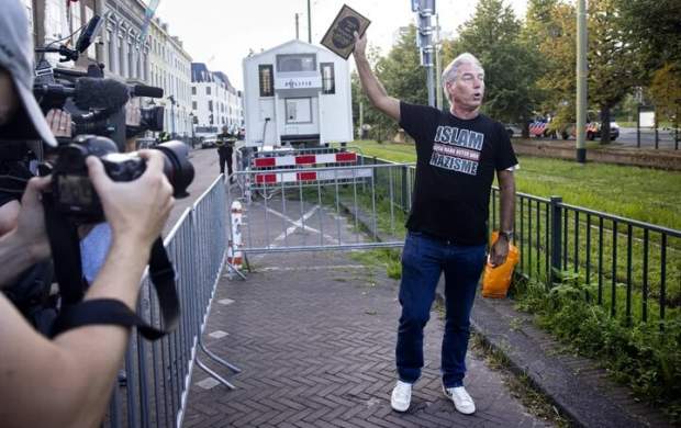 مردم مانع آتش زدن قرآن در هلند شدند