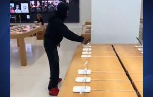 غارت فروشگاه اپل در کالیفرنیا  <img src="https://cdn.jahannews.com/images/video_icon.png" width="16" height="16" border="0" align="top">