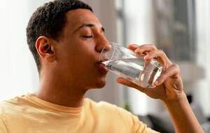 خواص شگفت انگیز نوشیدن آب داغ