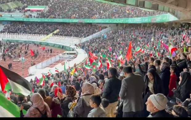 دعای دسته جمعی در ورزشگاه آزادی