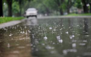 بارش باران در جاده‌های ۱۶ استان