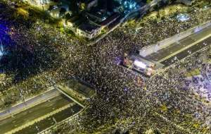 هزاران معترض در تل‌آویو علیه نتانیاهو شعار سردادند