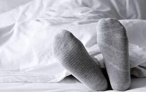 با جوراب خوابیدن خوب است یا بد؟