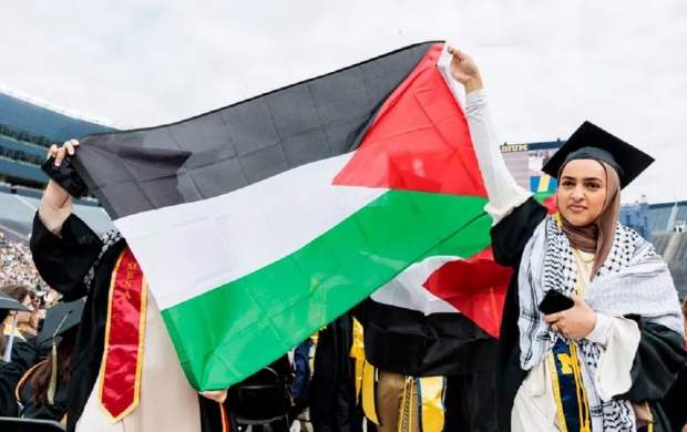 اهتزارپرچم فلسطین در جشن دانشجویان آمریکا