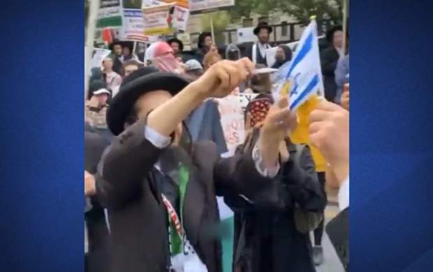فیلم/ پاره‌ کردن پرچم اسرائیل توسط یهودیان