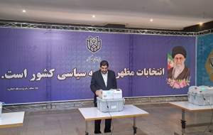 «مخبر» رای خود را در صندوق انتخابات ثبت کرد
