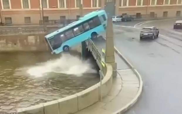 فیلم/ سقوط اتوبوس به رودخانه سن‌پترزبورگ