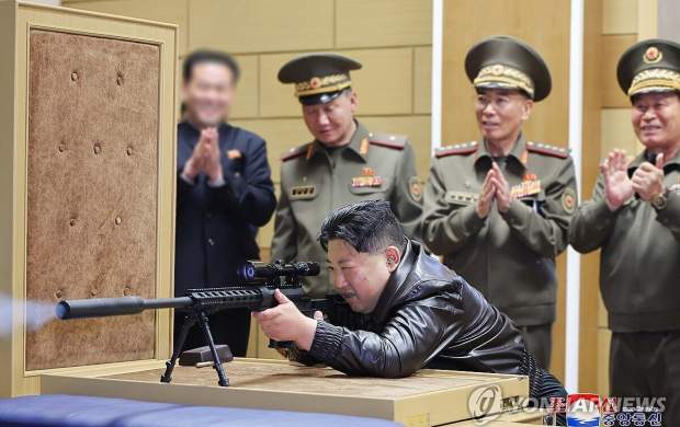 رهبر کره شمالی دست به اسلحه شد  