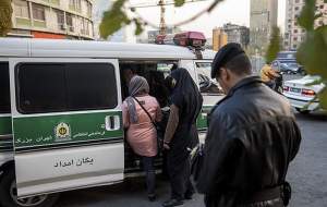 توضیحات پلیس در مورد پوشاندن یک زن با پتو