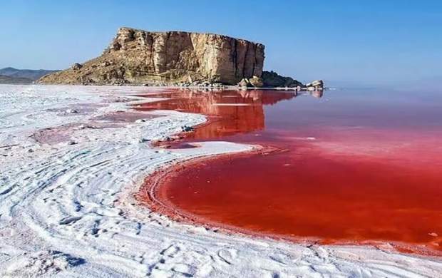 دریاچه ارومیه سرخ شد +فیلم