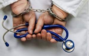 دستگیری پزشک قلابی که کفن پیچ شد  <img src="https://cdn.jahannews.com/images/video_icon.png" width="16" height="16" border="0" align="top">