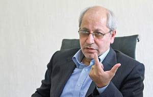 دستیاری که بخشی از مشکل بود حالا ژست انتقادی گرفته است